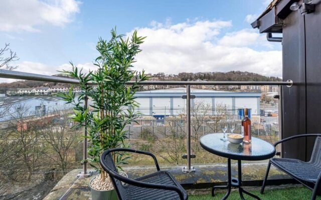 Riverside Balcony With Parking Minutes To Saltaire
