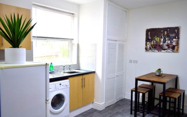 Beautiful Two-bed Apartment With Driveway Parking