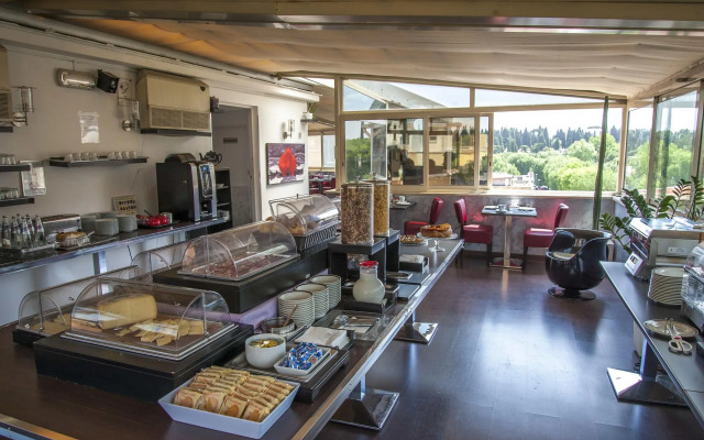 J Maluni City Hotel