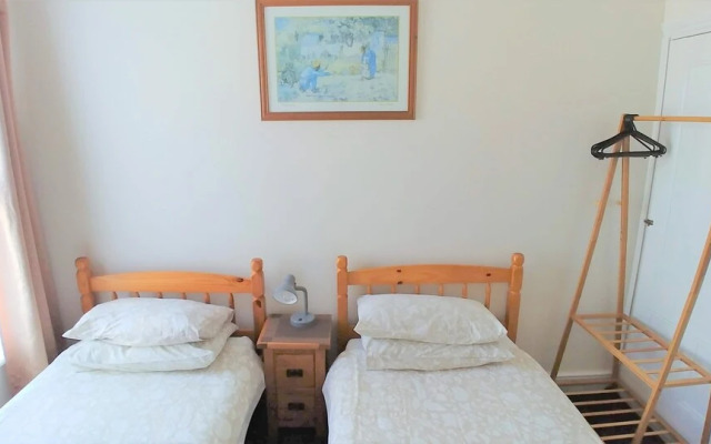 3-bed House With Superfast Wi-fi, DW Lettings 15vr