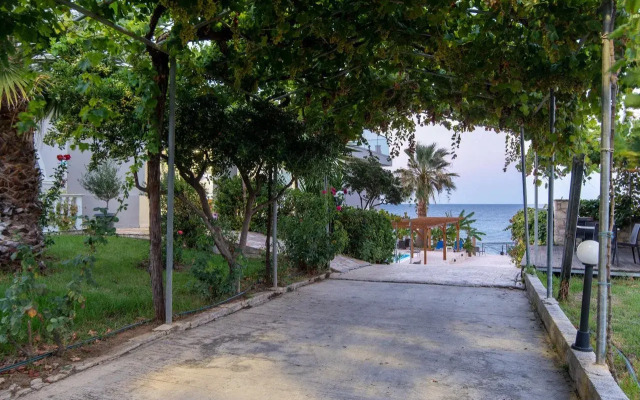 Belussi Beach Hotel & Suites