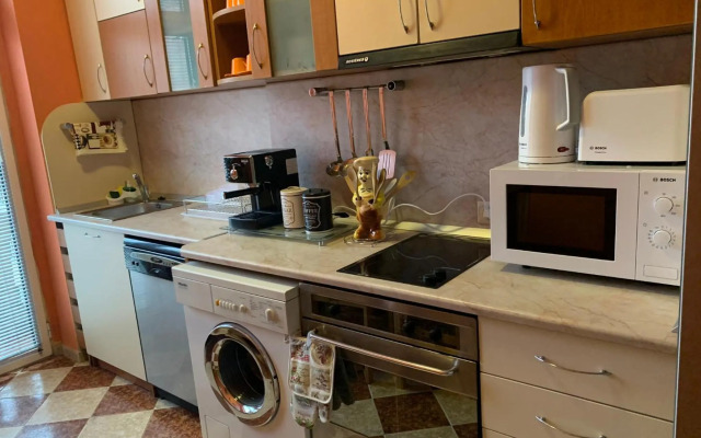 Fantastic 2 Bedroom Apartment - Top Center