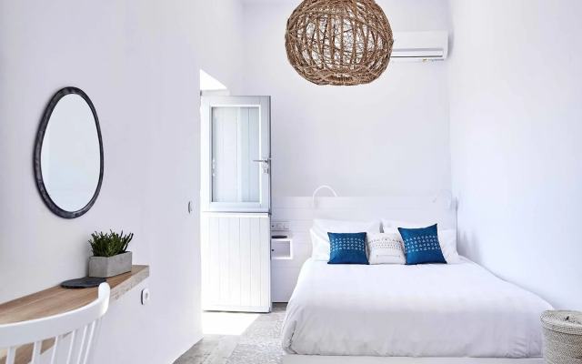 Living Theros Luxury Suites