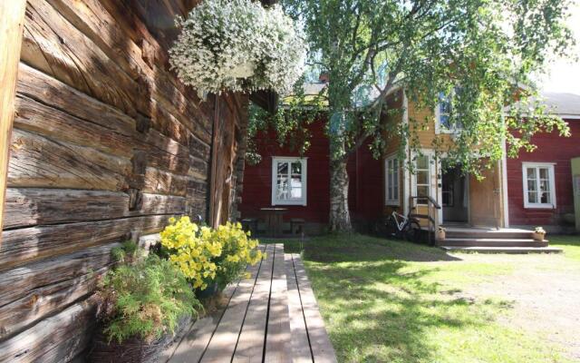 LAURI Historical Log House Manor