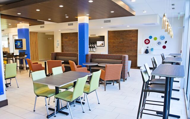 Holiday Inn Express & Suites Greenwood Mall by IHG