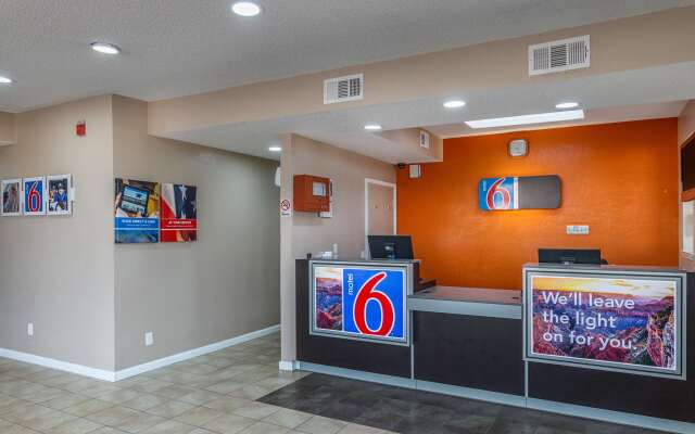 Motel 6 Waxahachie, TX