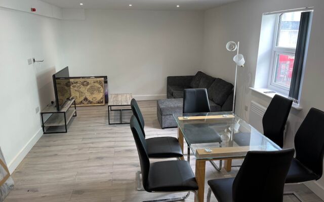 Modern 3 Bedrooms Apt. 01 - Camberley