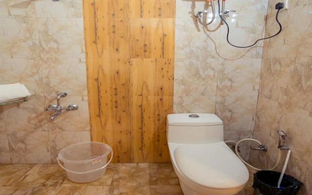 OYO 13160 Home City Heart 3BHK Mall Road