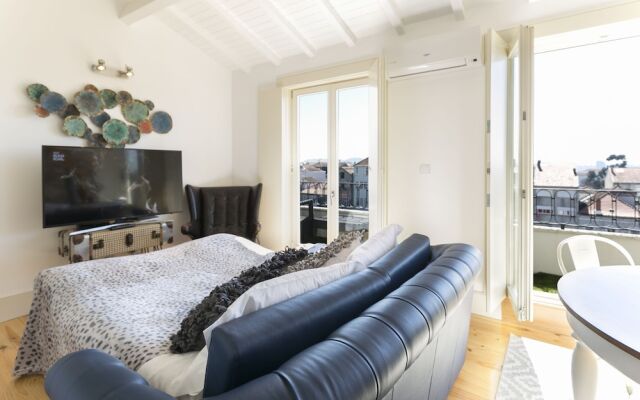 Charming Mezzanine Rooftop View