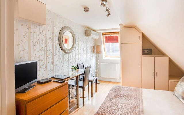 Simplistic Apartment in London Near Buckingham Palace
