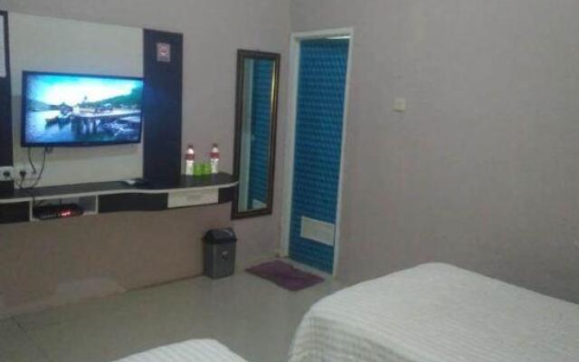 Queen Guest House by RedDoorz