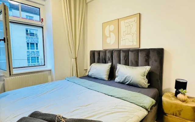 Spacious 7BR Apartment Prime Location