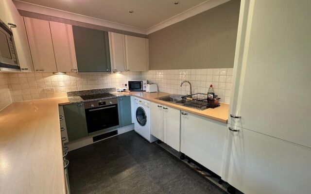 Luxury Apartment In London - Pool Spa & Gym