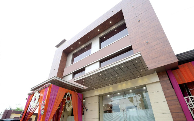 OYO 16827 Hotel Grand M Lajjo