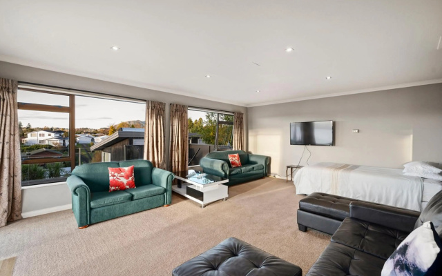 Taupo Escape - Rainbow Point Holiday Home – Guest Rooms – Taupo