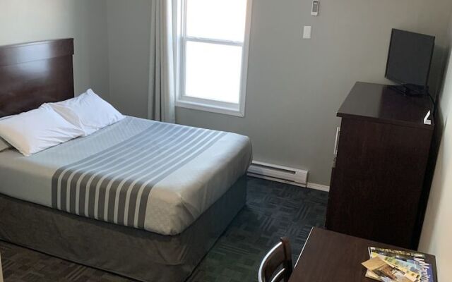 TaLLboys Grill & Pub Motel