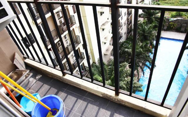 Pool View 2BR Mutiara Bekasi Apartment By Travelio