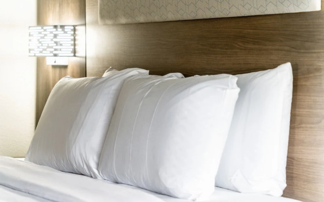 Holiday Inn Express & Suites Phoenix - Mesa West, An Ihg Hotel