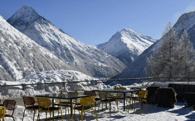 Waldhotel Fletschhorn - Panoramic Retreat in Saas Fee
