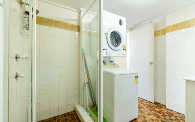 Bright 2 Bedroom Apartment in the Heart of Surfer's Paradise