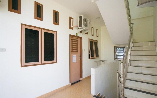 Perhatian II by RedDoorz