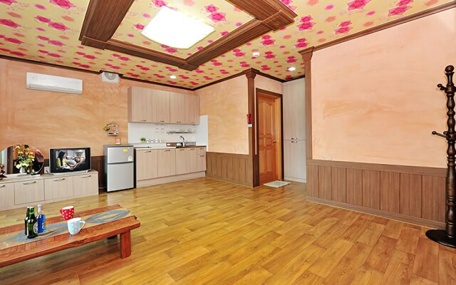 Yeongju Pusoksa Maple Road Pension