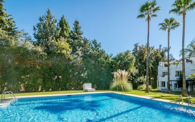 SE-Spacious townhouse in Nueva Andalucia Roomservice