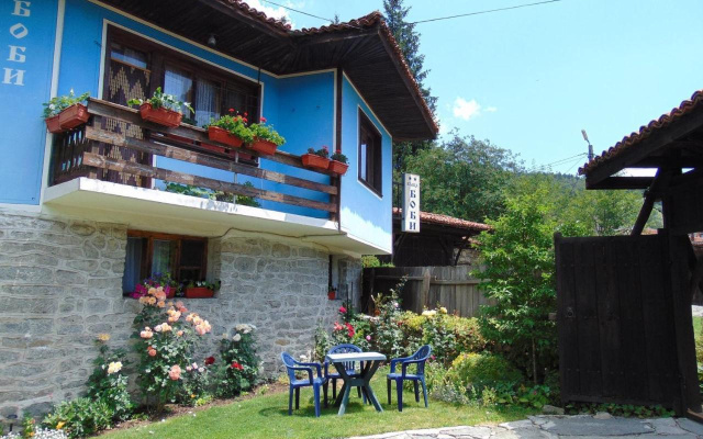 K'scha Bobi, Bobi's guest house
