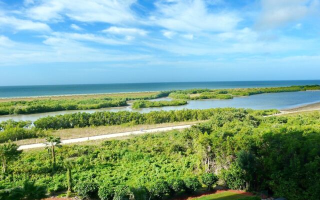Alluring Beachfront Condo With Pool and View of Lagoon