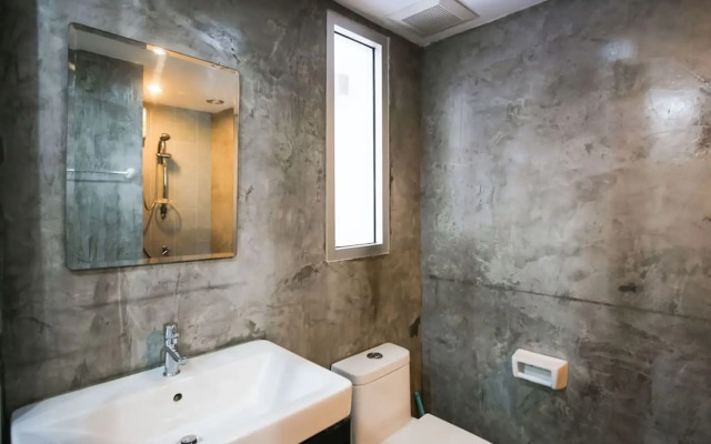 Condo Studio B at Replay E305