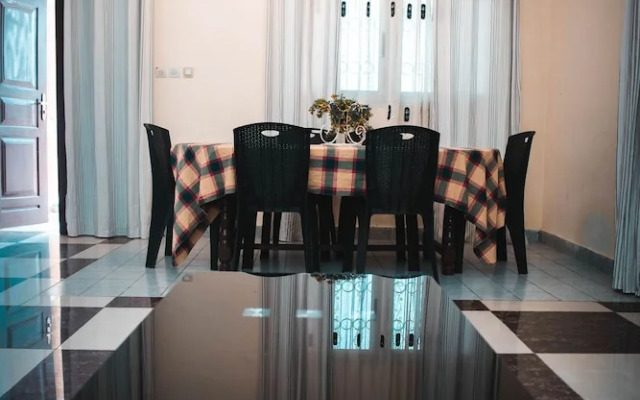 Odza, Modern Apartment, 3 Bedrooms, Private Parking