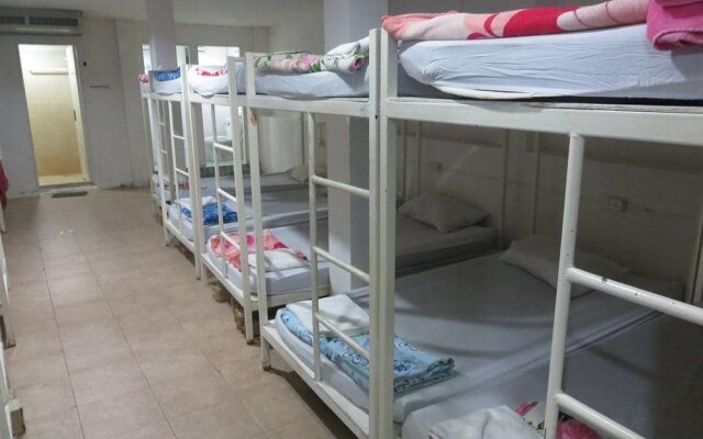Lucky House Dorm & Private Rooms