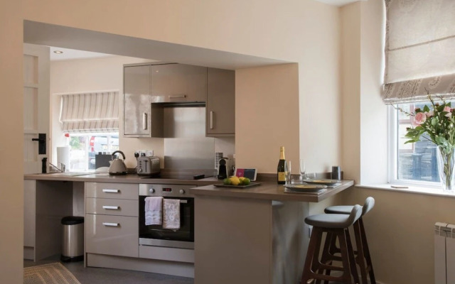 Cozy 1BR Apartment Central Ambleside With Parking