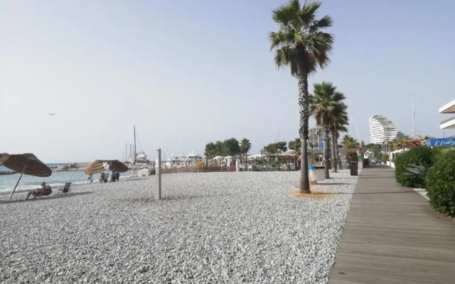 Côte d'Azur joli studio 50m plage, climatisation , parking.