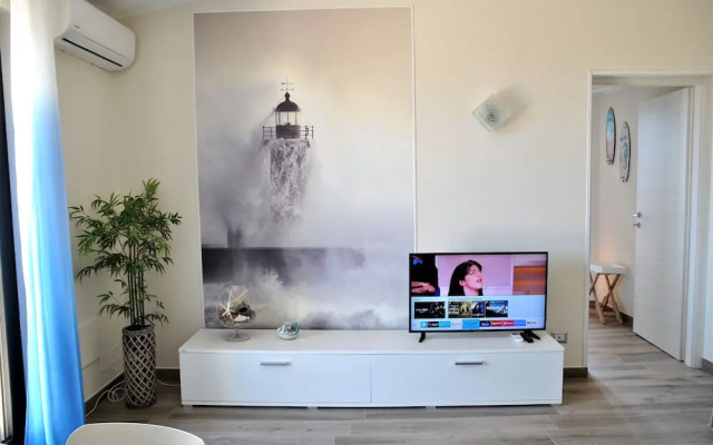 Dinky Home Air-conditioned Penthouse With sea View Terrace