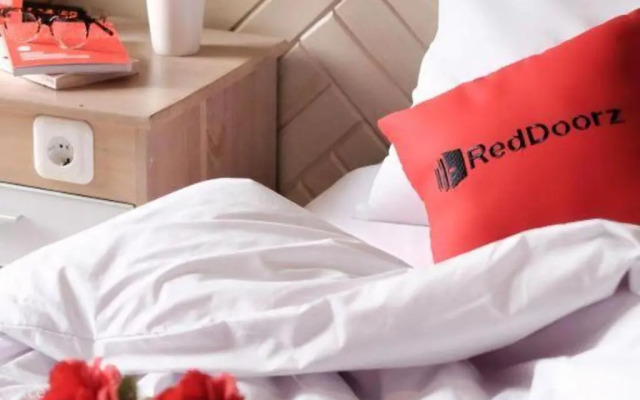 RedDoorz near Le Van Luong Street