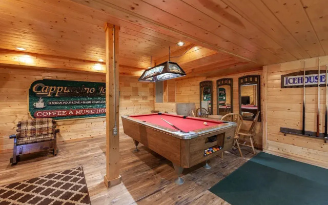 Mountain Serenity 2 Bedroom Cabin by RedAwning