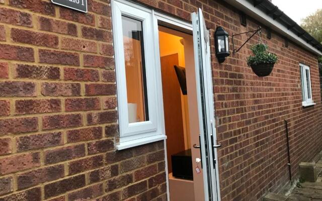 Studio-1-Staines/Heathrow/London-own entrance