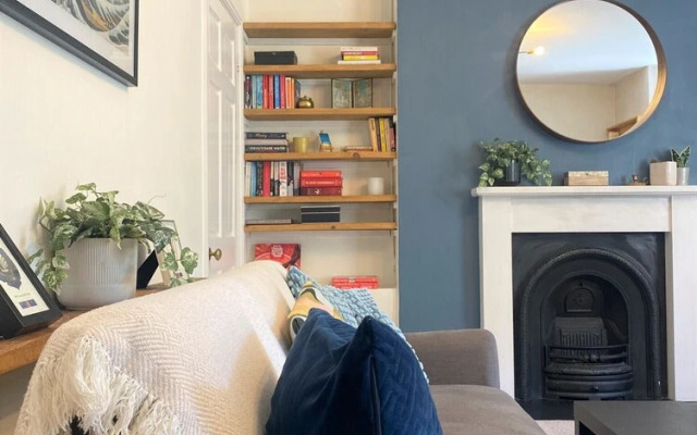 Restful Victorian Apartment With Garden and Deck