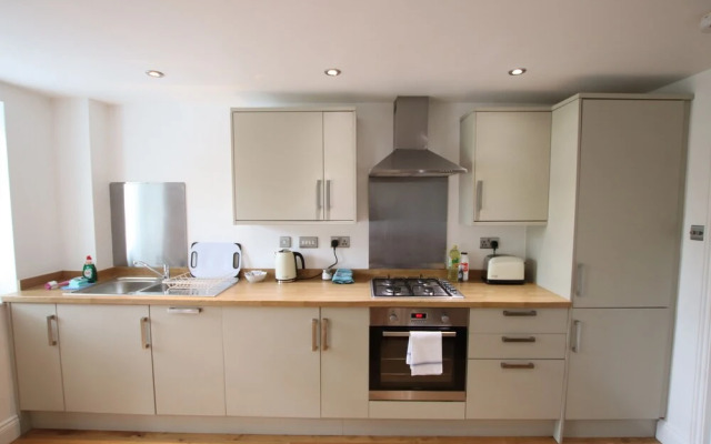 Charming Flat With Private Patio in Clifton