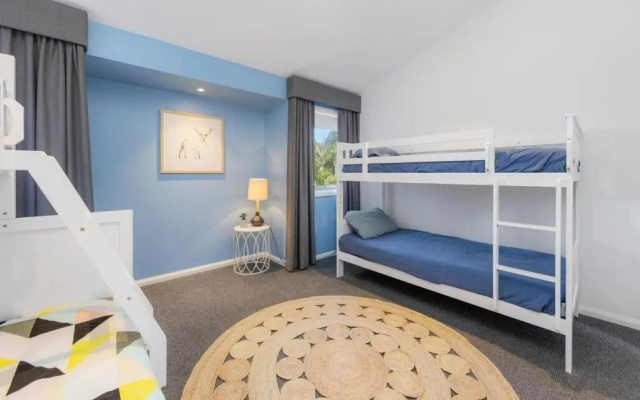 Laze @ Lighthouse - family home with heated pool – Guest Rooms – Port Macquarie