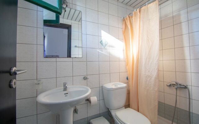 Manthos Beachfront Apts & pool