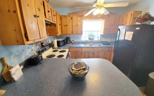 Three Bedroom, 2 Bath With Amazing Views From Balcony - Hidden Treasure