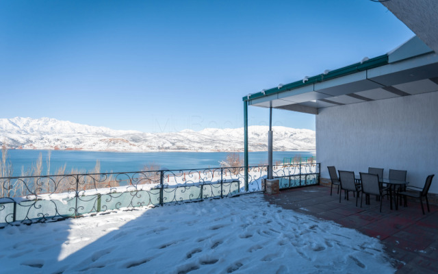 Lake House Resort hotel