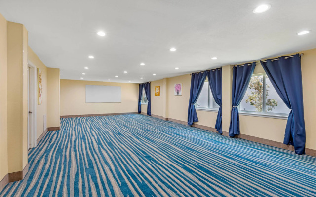 Quality Inn & Suites Plano East - Richardson