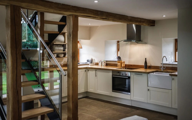 Beautiful Secluded 2-bed Barn With Woodfire Hottub