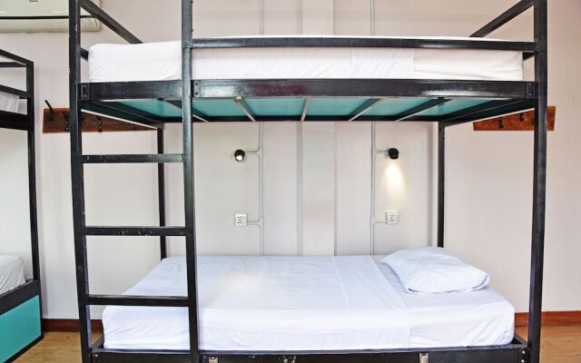 Mad Monkey Hostel Kampot