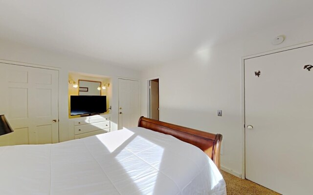 Spacious 2 BR Units at 1849 Condos with FREE Pool, Parking & Wifi