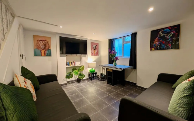 Charming House With Balcony Near Brighton Beach