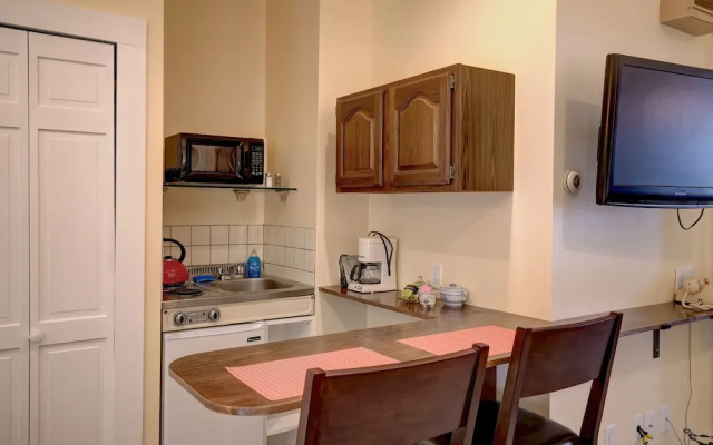 Mira Monte Inn & Suites